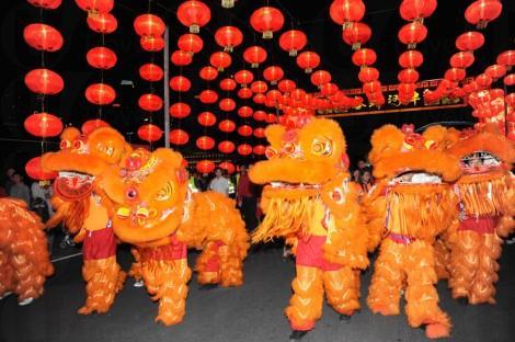 春到河畔迎新春 成都新年現獅城